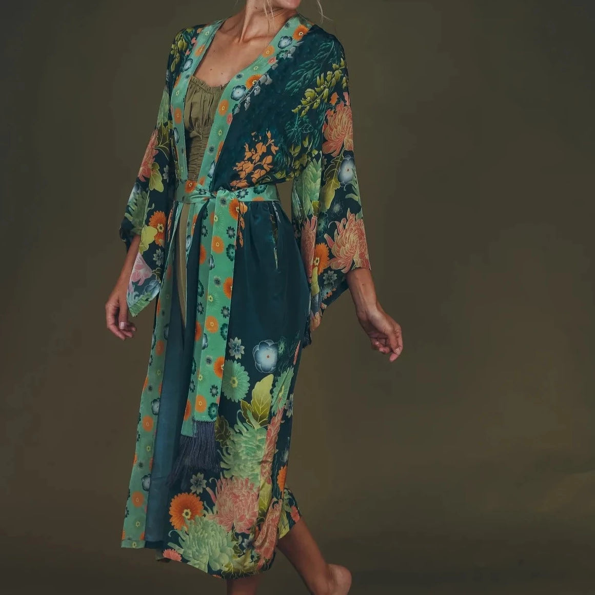 Powder Trailing Wisteria Ink Long Kimono Gown