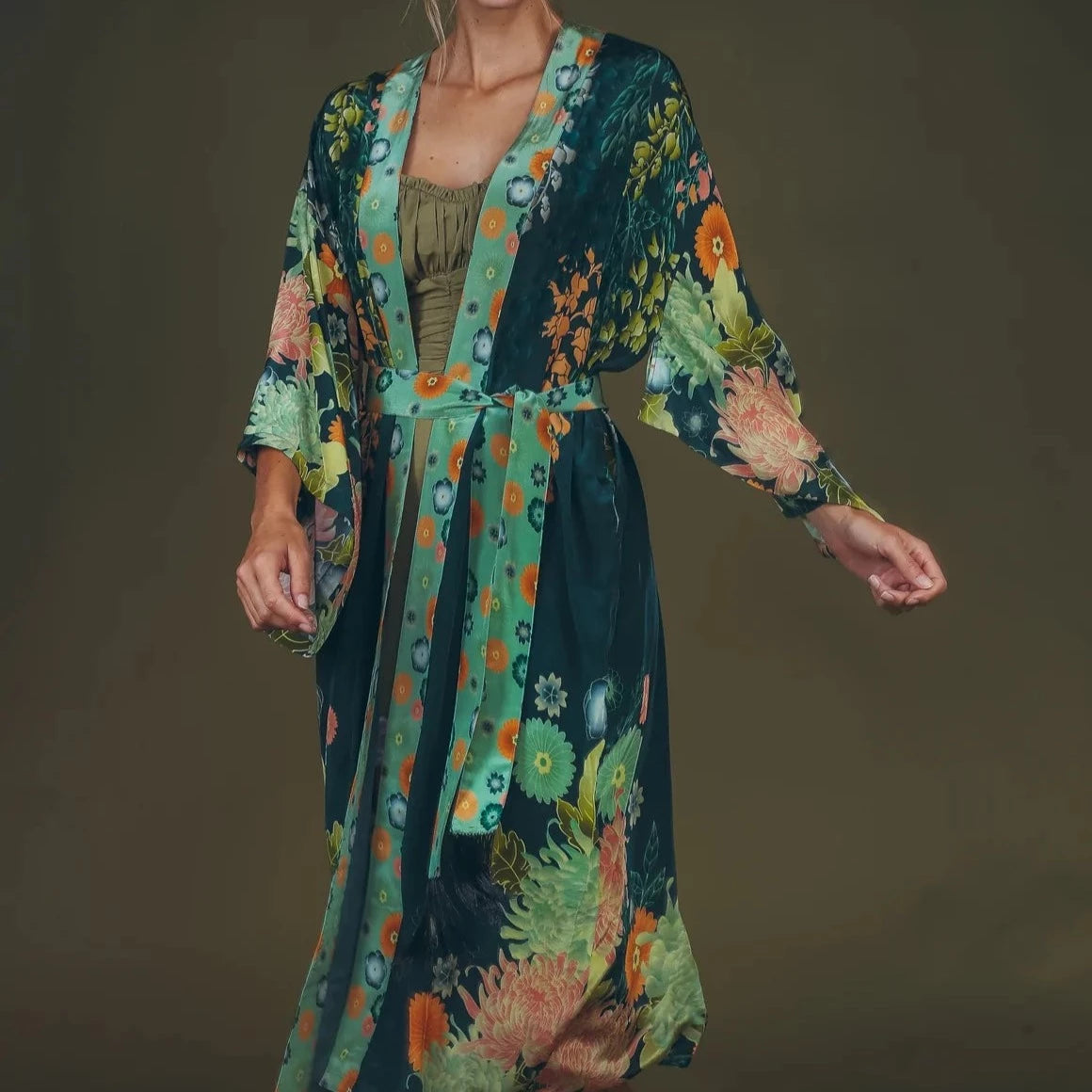Powder Trailing Wisteria Ink Long Kimono Gown